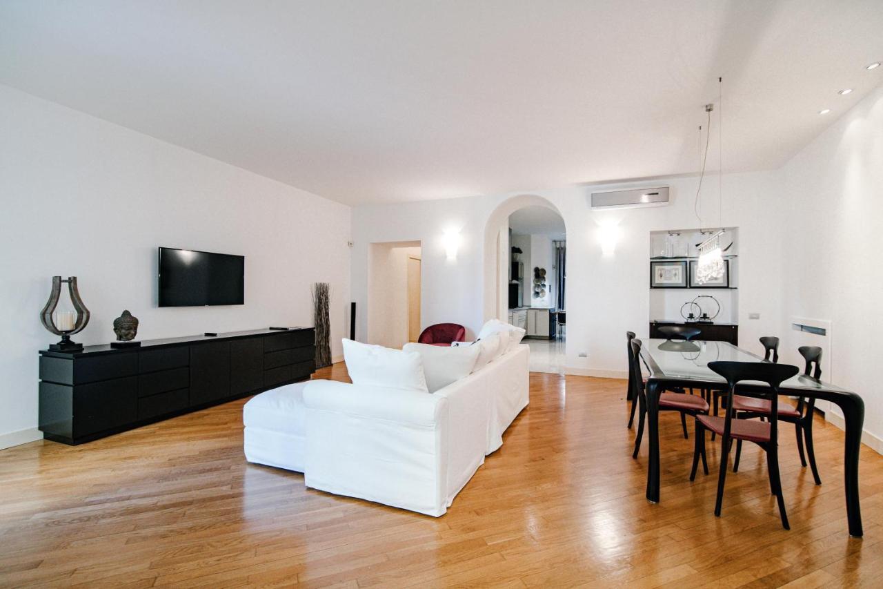 La Finestra Sul Duomo - The House Of Travelers Apartment Como Exterior photo